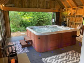 The west wing @ Hatchbank house with indoor hot tub, Kinross